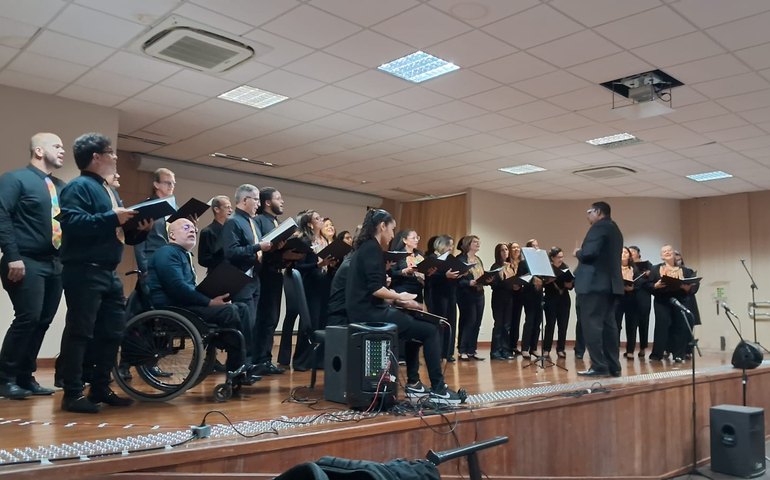 Coral 'Vozes da SEDUC' com apenas 4 meses de formação tem cantado e encantado por onde passa