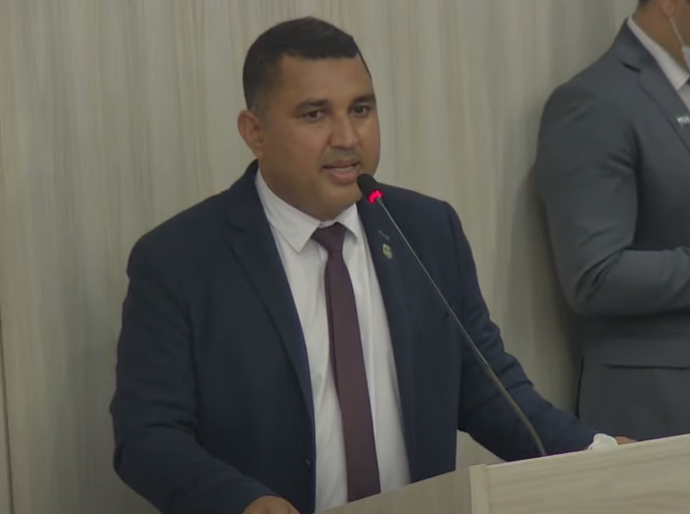 “Precisamos evitar que pais de família amanheçam o dia em um posto de saúde.”, diz vereador