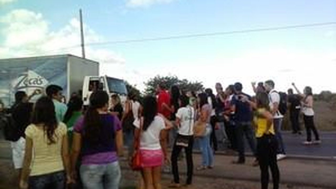 Estudantes da UNEAL bloqueiam AL-115, em Palmeira dos Índios