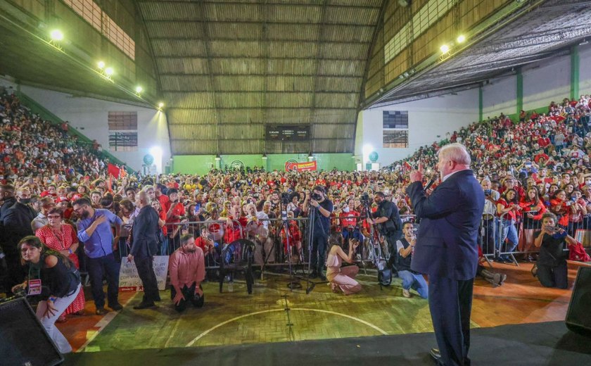 “Parem de tentar privatizar nossas empresas públicas”, diz Lula