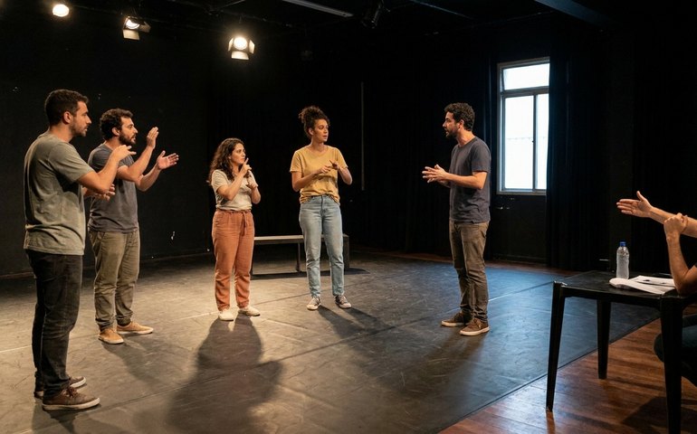 'Língua', falada em português e libras por elenco bilíngue, não é uma peça sobre inclusão