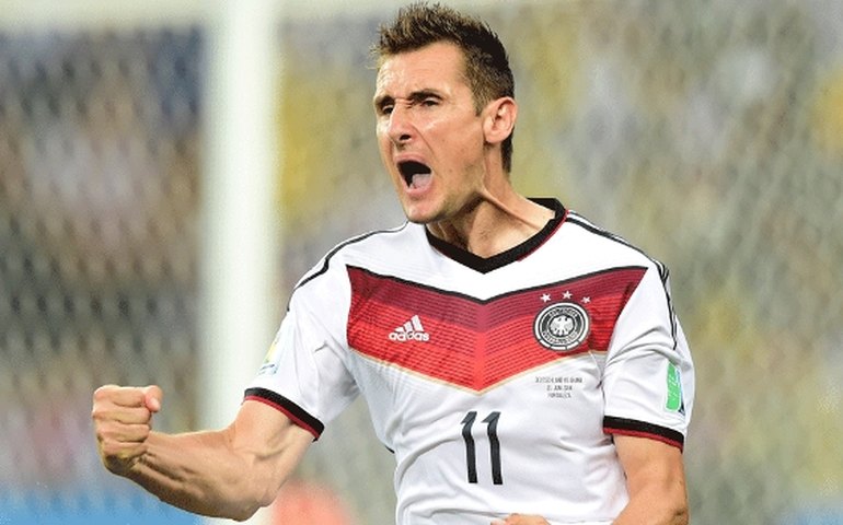 Klose marca, iguala Ronaldo &#8216;Fenômeno&#8217; e vira maior artilheiro das Copas do Mundo