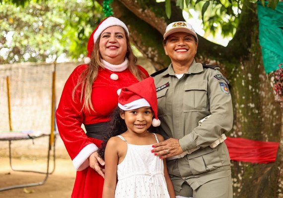 Ação de Natal do Batalhão de Trânsito entrega presentes a crianças de escola pública de Maceió