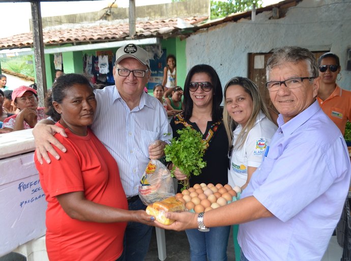 Santana: Isnaldo entrega alimentos do PAA a agricultores do povoado Óleo