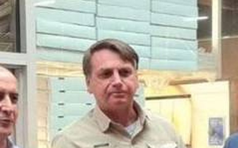 Após entrar pela porta dos fundos de hotel, Bolsonaro come pizza na calçada em NY