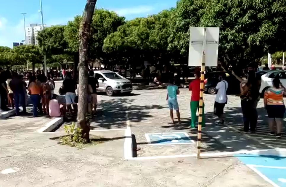 Covid-19: pontos de vacinação registram aglomeração em Aracaju