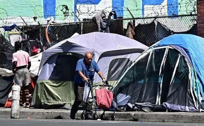 EUA mantém proibição de desabrigados dormirem na rua; multa pode passar de R$ 2 mil