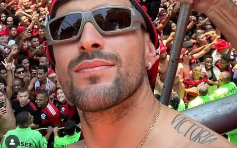 Festa do Flamengo no Rio reúne multidão e jogadores desfilam em trio elétrico