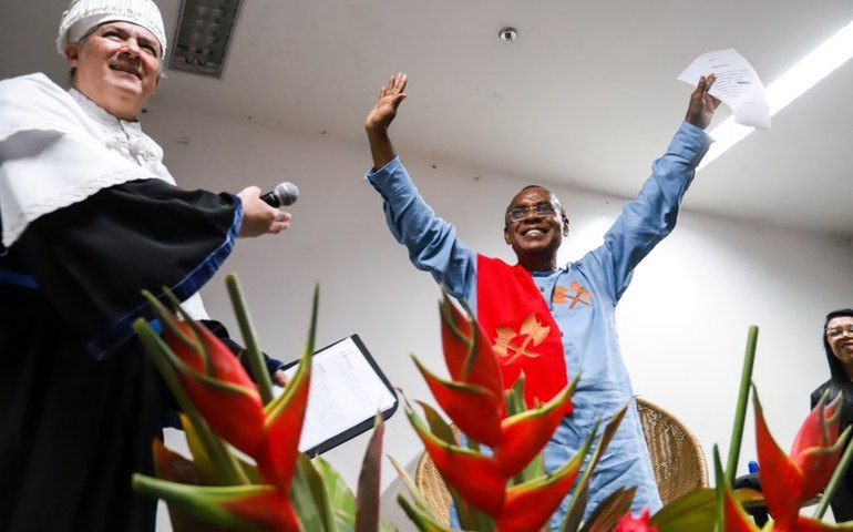 Zezito Araújo recebe Doutor Honoris Causa durante a Bienal de AL