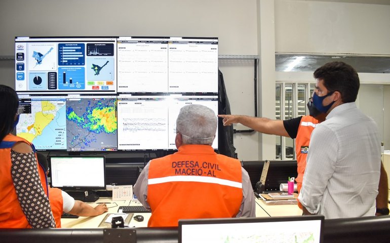 Chuvas: prefeito acompanha trabalho da Defesa Civil em Maceió