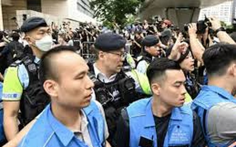 Ativistas pró-democracia de Hong Kong são condenados pela lei de segurança nacional imposta por Pequim