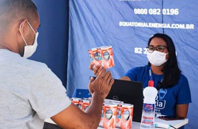 Alagoanos de Pilar são contemplados com ação de cadastro na Tarifa Social e troca de lâmpadas