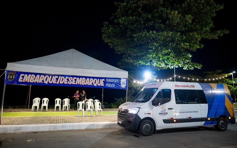 Van adaptada leva pessoas com deficiência para o São João Massayó