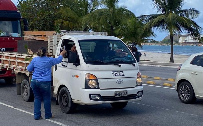Renasce Salgadinho: Prefeitura distribui mudas de árvores para condutores no Centro de Maceió