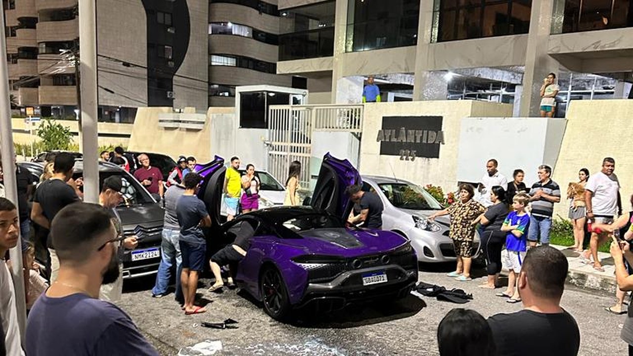 McLaren de R$ 3,8 mi fica destruída após bater em carro popular em Maceió
