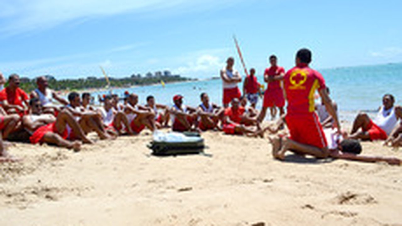 Corpo de Bombeiros realiza treinamento na Praia de Pajuçara