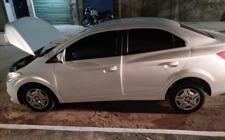 PM apreende carro com queixa de roubo na capital e apreende arma e drogas no Interior
