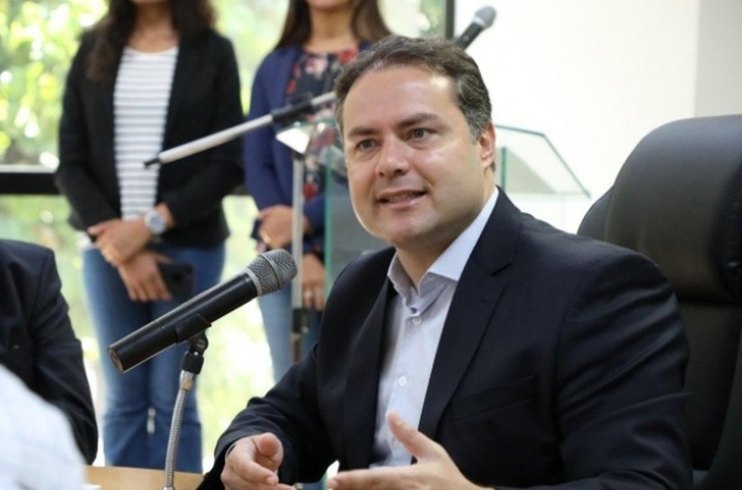 “Falta diálogo com a sociedade”, diz Renan Filho sobre decreto das armas