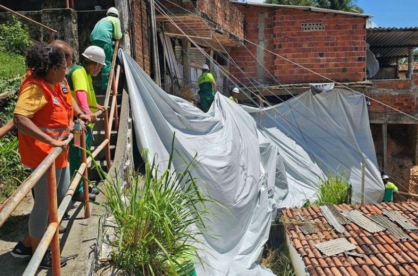Defesa Civil de Maceió aplica mais de 17 mil m² de lonas em áreas de risco em 2026