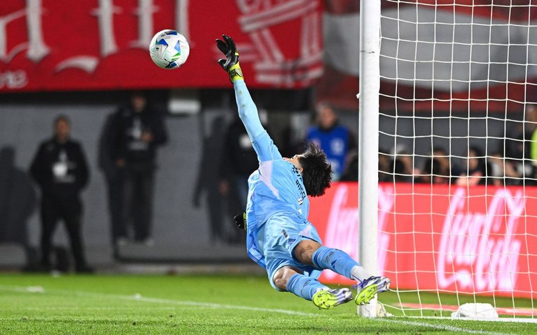 Rossi brilha nos pênaltis e garante classificação do Flamengo