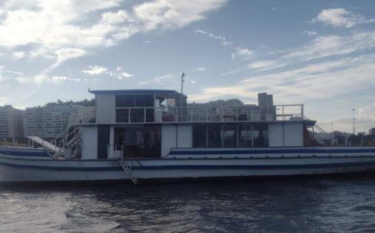 Guardas municipais impedem festa clandestina para 200 pessoas em barco no Rio