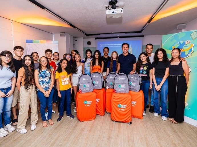 Prefeito Rodrigo Cunha entrega kits aos estudantes que embarcam para intercâmbio nesta sexta