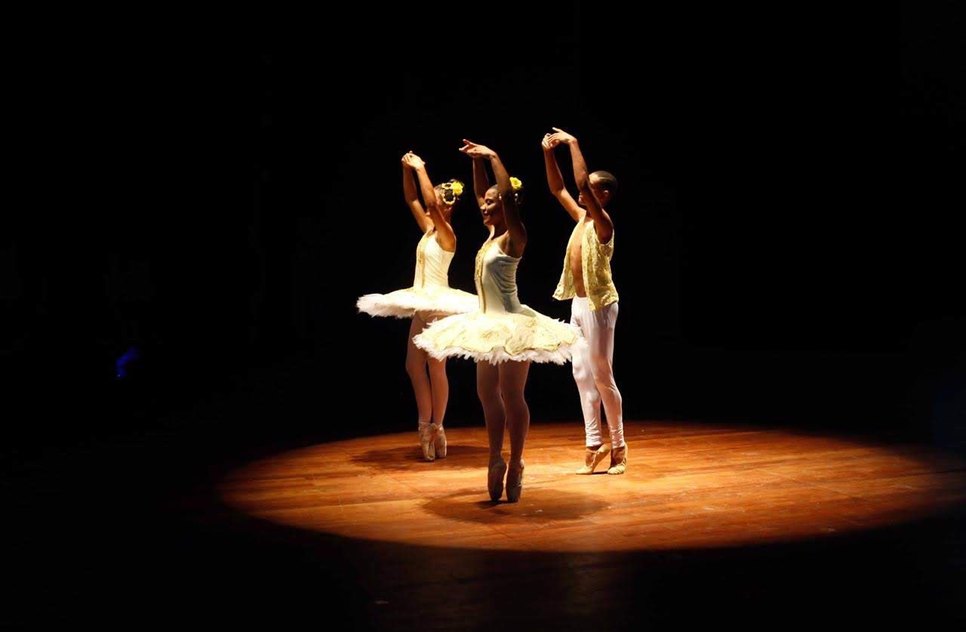 Alunos apresentam espetáculo de dança no Teatro Tobias Barreto em Aracaju