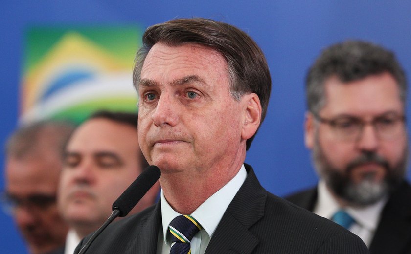 Dia do Aviador: Bolsonaro entrega medalhas ao filho Flávio, a ministros e aliados