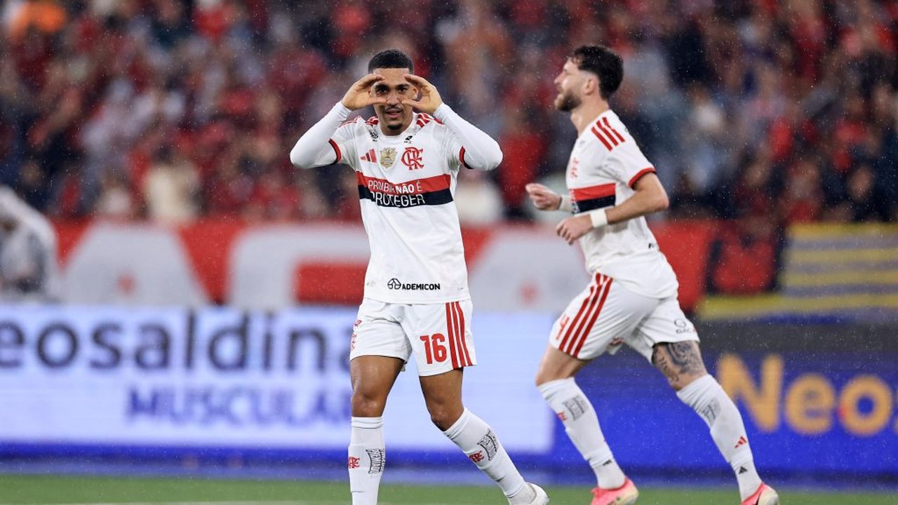 Flamengo goleia o Vasco e se isola na liderança do Brasileirão