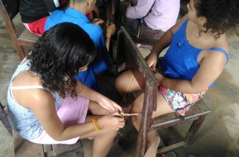 Jovens beneficiados pelo ‘Vida Nova nas Grotas’ aprendem técnica de confecção