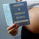 Resistência às vacinas contra gripe e covid coloca gestantes em risco