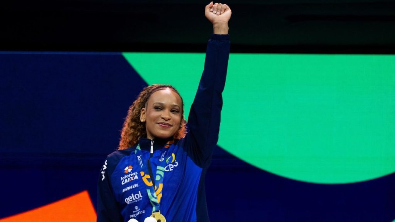 Rebeca Andrade é tricampeã mundial no salto e fatura décima medalha na competição na carreira