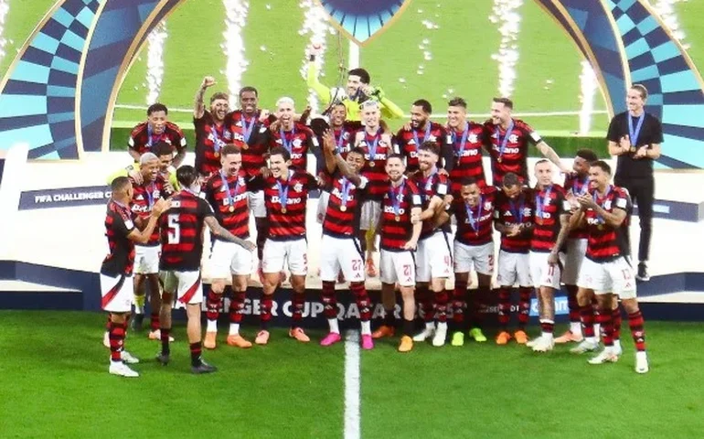Flamengo retorna ao Rio após vice na Copa Intercontinental; Filipe Luís segue para a Espanha