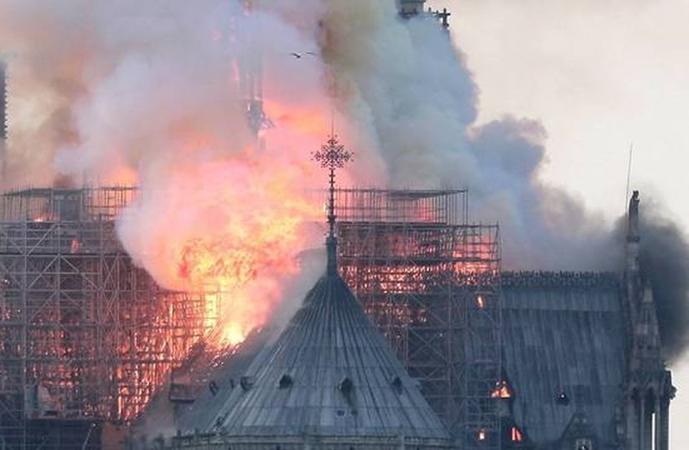 NOTRE DANE QUEIMANDO