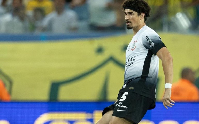 Corintiano André Ramalho é comparado a boxeador, leva suspensão de 2 jogos e pode perder dérbi