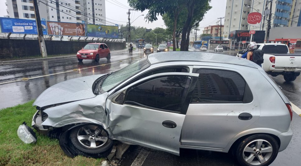Motorista embriagado é detido após colidir com poste em Aracaju / Foto: Foto: CPTran/SE