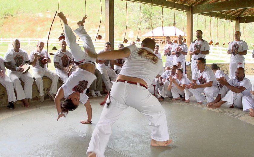 Capoeira vira terapia antiestresse para ucranianos em meio à guerra