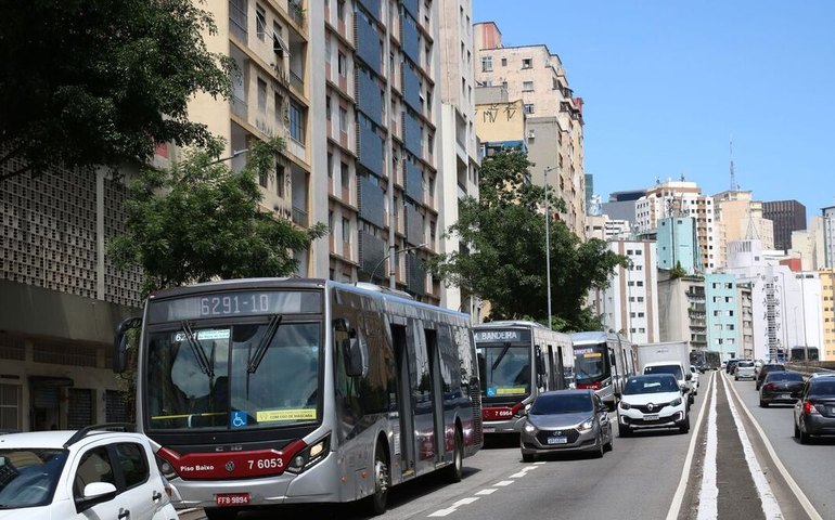 Brasileiro troca o ônibus pelo carro e pelos apps de transporte, diz pesquisa