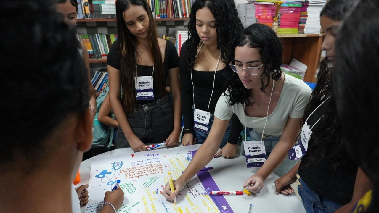 Oficinas com alunas da rede pública promovem protagonismo de mulheres e meninas no planejamento urbano