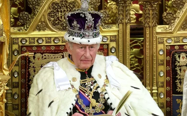 Rei Charles III discursa no Parlamento em meio à pressão por queda de Starmer