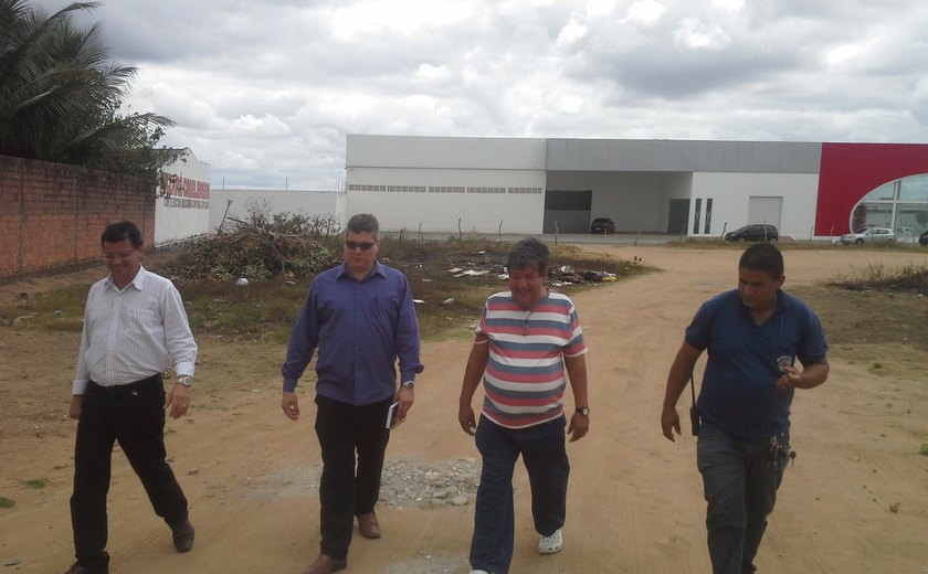 Diretores visitam área para planejar futura base do Instituto de Criminalística em Arapiraca