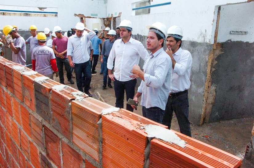 Rui Palmeira vistoria obras em escolas no Prado e Pontal