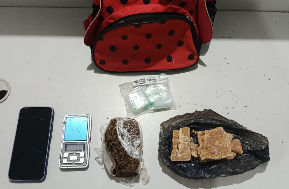 Suspeito de tráfico de drogas foge por área de mangue após confronto com polícia em Aracaju / Foto: Foto: PM/ Divulgação