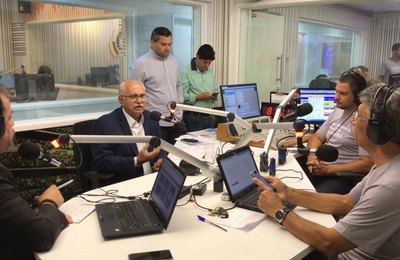Teófilo concede entrevista durante inauguração do Sistema Integrado de Comunicação Novo Nordeste