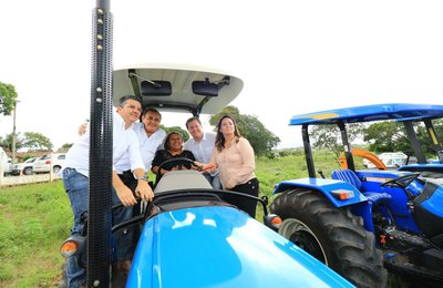 Ministro Marx Beltrão entrega tratores em Arapiraca e São Sebastião 