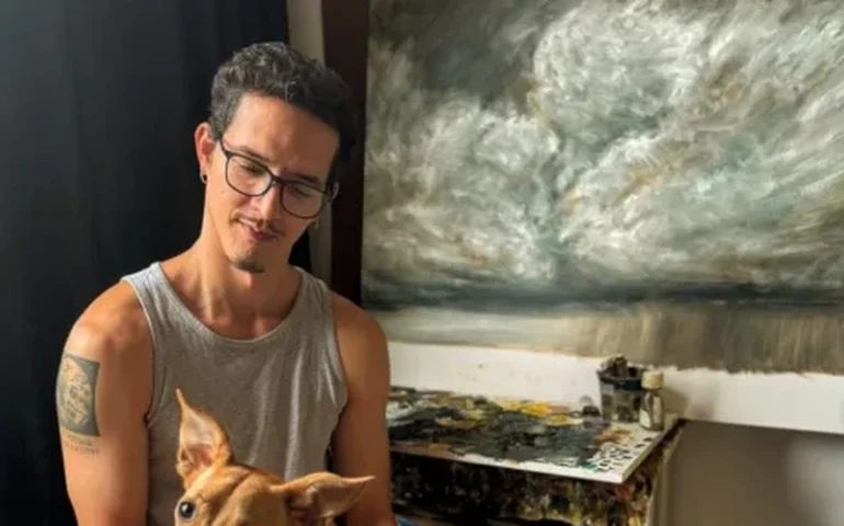 No Rio desde 2022, cubano Zé Angel usa mantas térmicas de emergência para criar suas telas