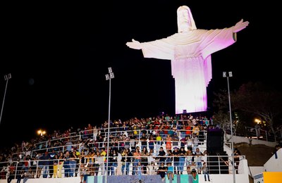 Centenas de fiéis sobem a serra para acompanhar a segunda noite do espetáculo, em Palmeira