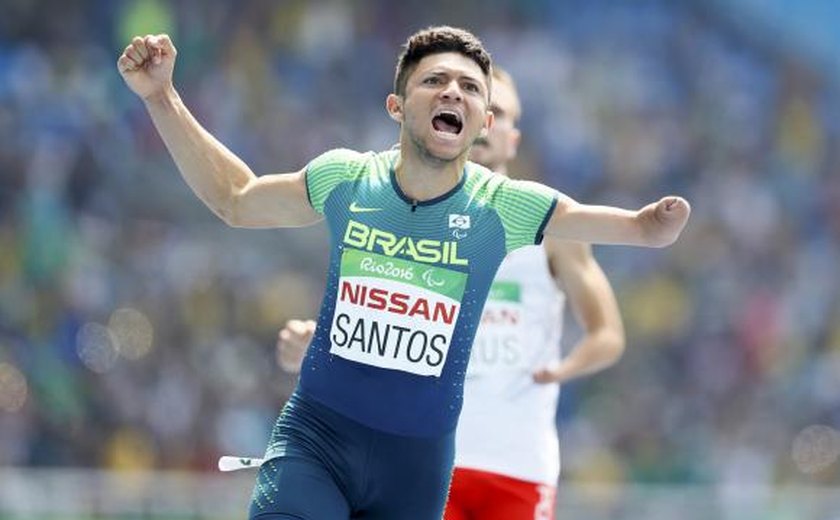 Brasileiro quebra recorde mundial e ganha ouro na final dos 100 metros rasos