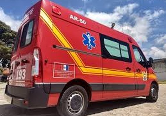 Duas pessoas ficam feridas em acidente entre carro e moto em Maceió