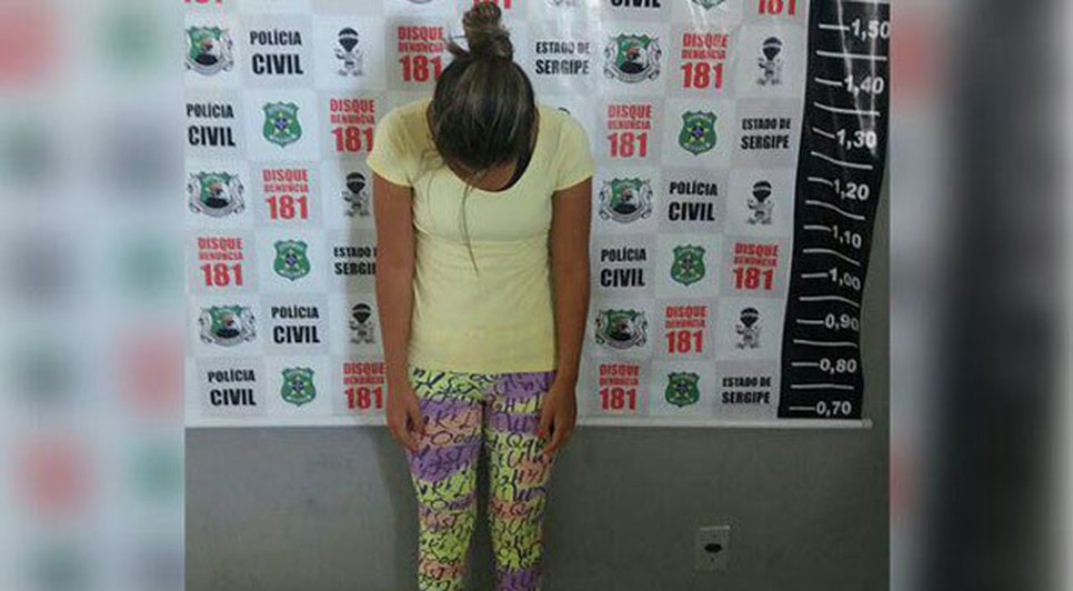 mulher lagarto preso